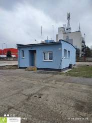 Budova kancelárie so spevnenou plochou v uzavretom areáli - Vajnory